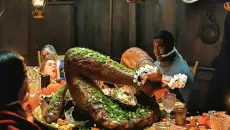 现杀的妻子被端上餐桌的时候身体还在滋滋冒油 感恩节晚餐开始