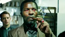 “活了800年的老头只是吹了一口气，窗户上竟隐约浮现出一个法阵，他立刻意识到大事不妙！”《最后的巫师猎人》男子受诅咒长生不死，守护人类800年，杀尽各类邪恶力量