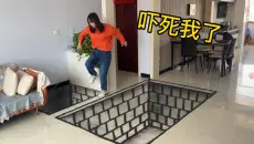 在厕所口画一个坑，丈母娘出来差点掉“坑”里，太搞笑了哈哈哈