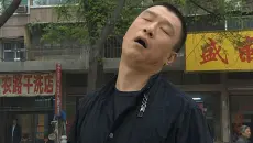 只睡四小时就去买瓜